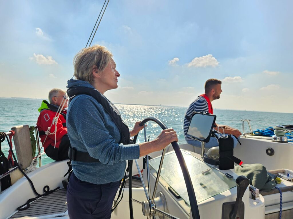 Leerlingen varend op zeilboot