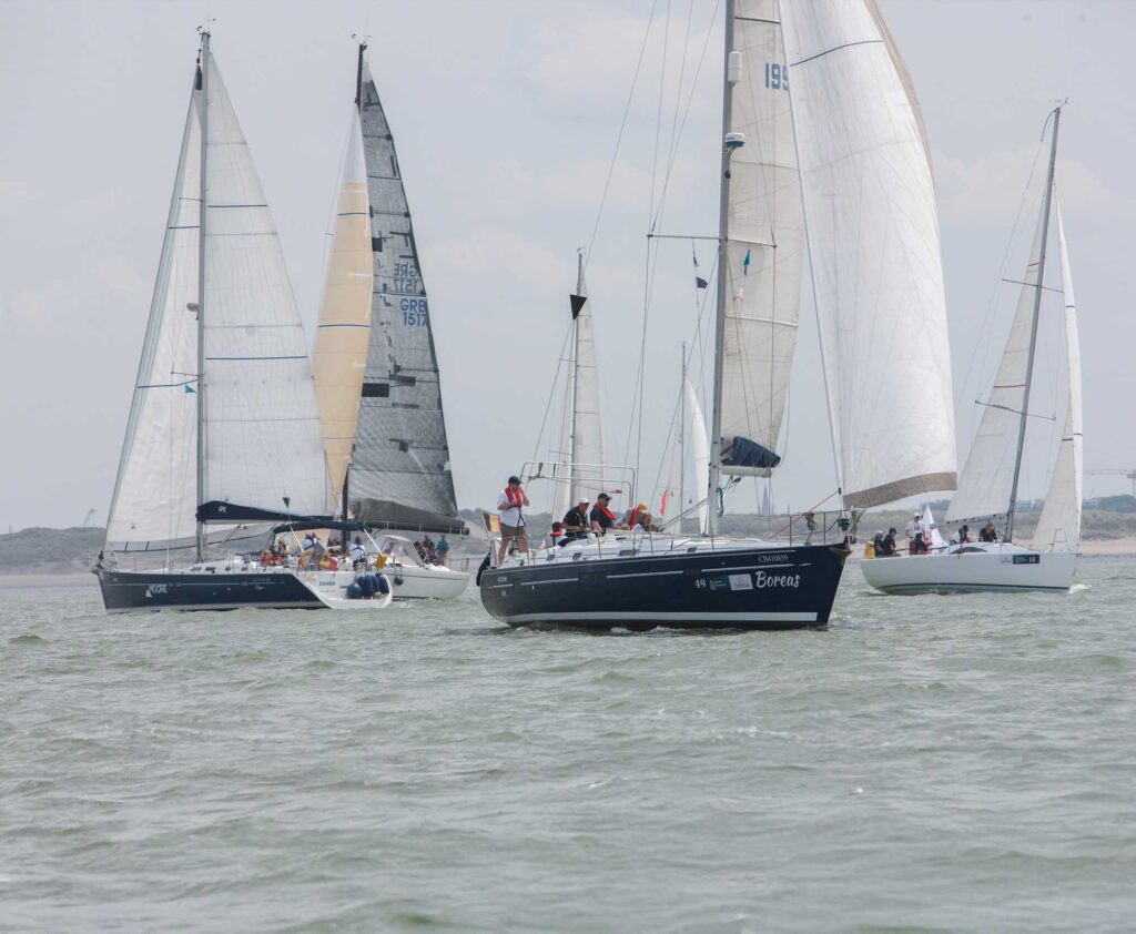 Zeiljacht met zeilers in actie