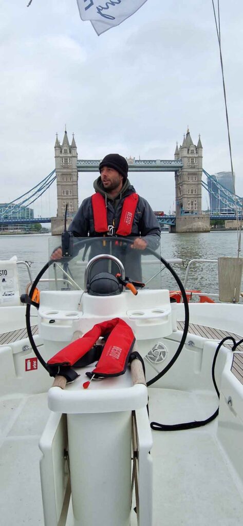 Zeiljacht bij haven in actie