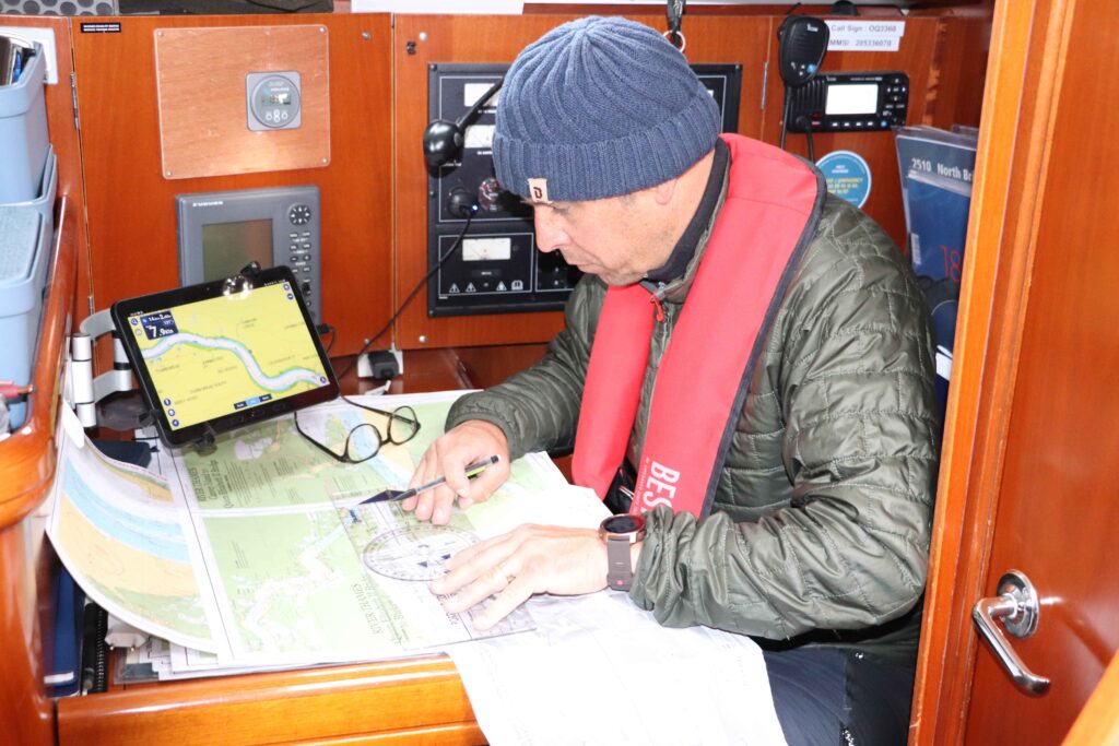 Zeiljacht tijdens manoeuvre