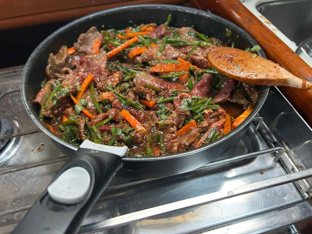 Het mediteraanse eten in een wokpan aan boord