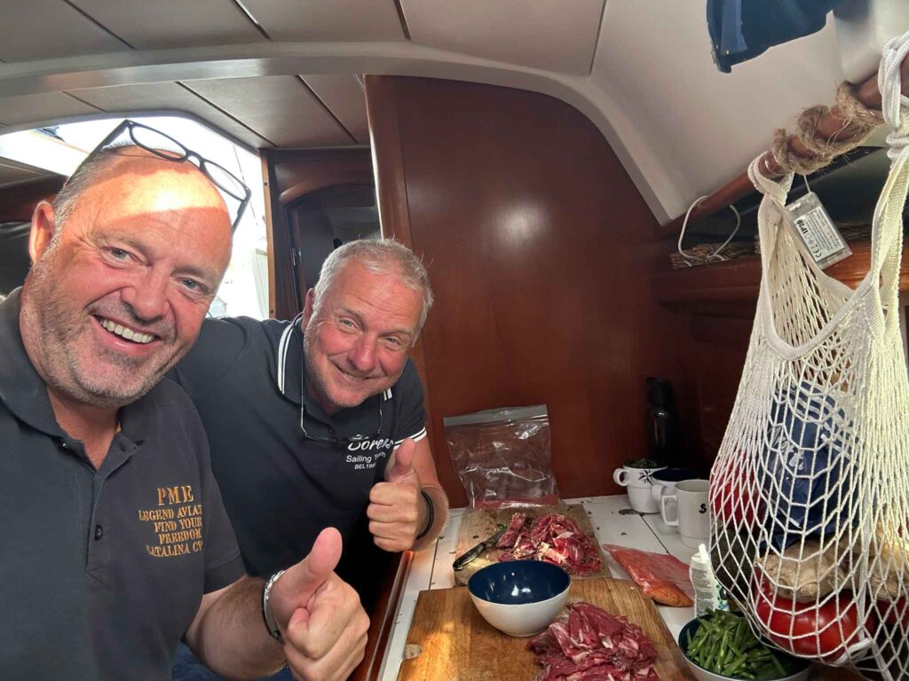 Crew die blij is met het eten