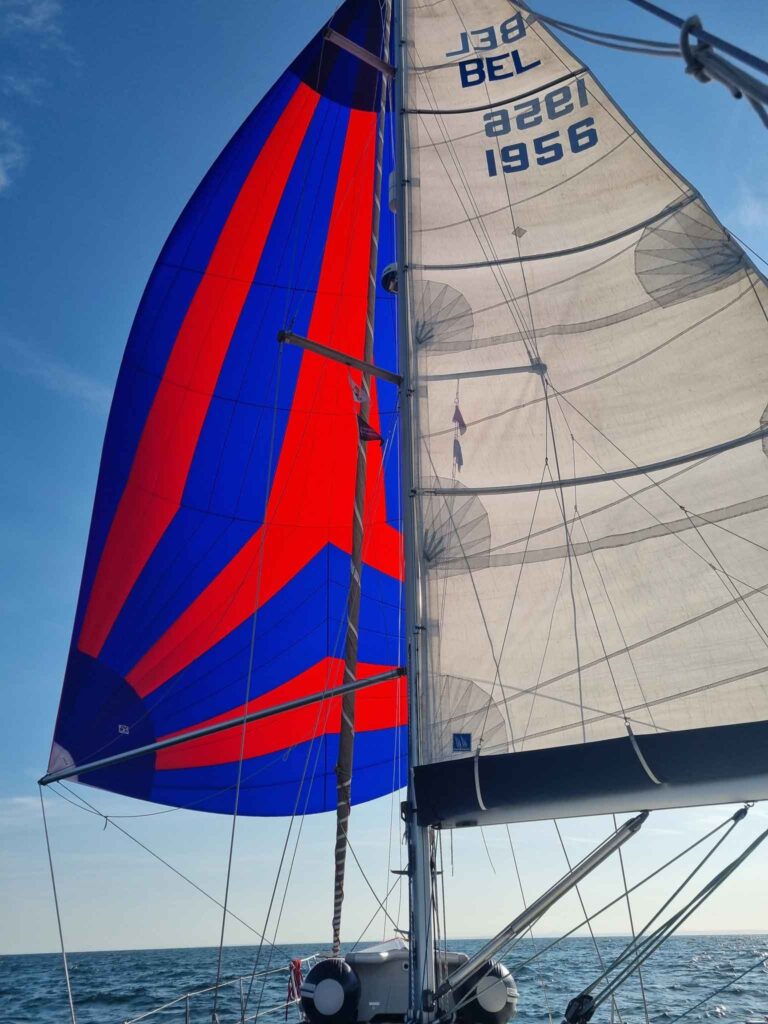 Groot zeil van zeilboot