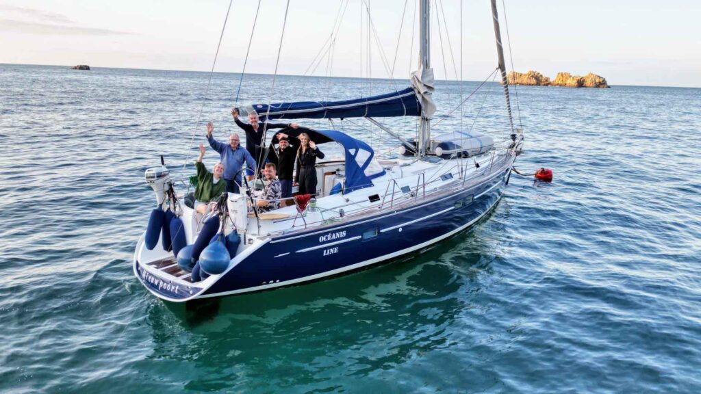 Groep viert feest op een zeilboot.