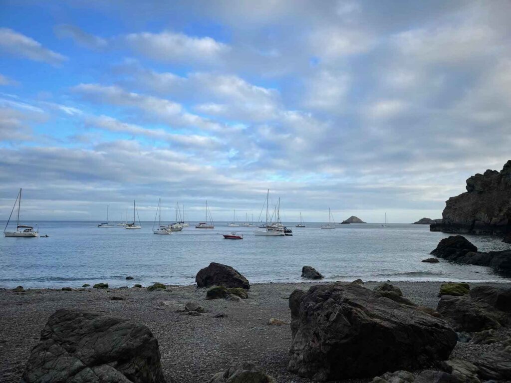 Rustige zee met boten en rotsen