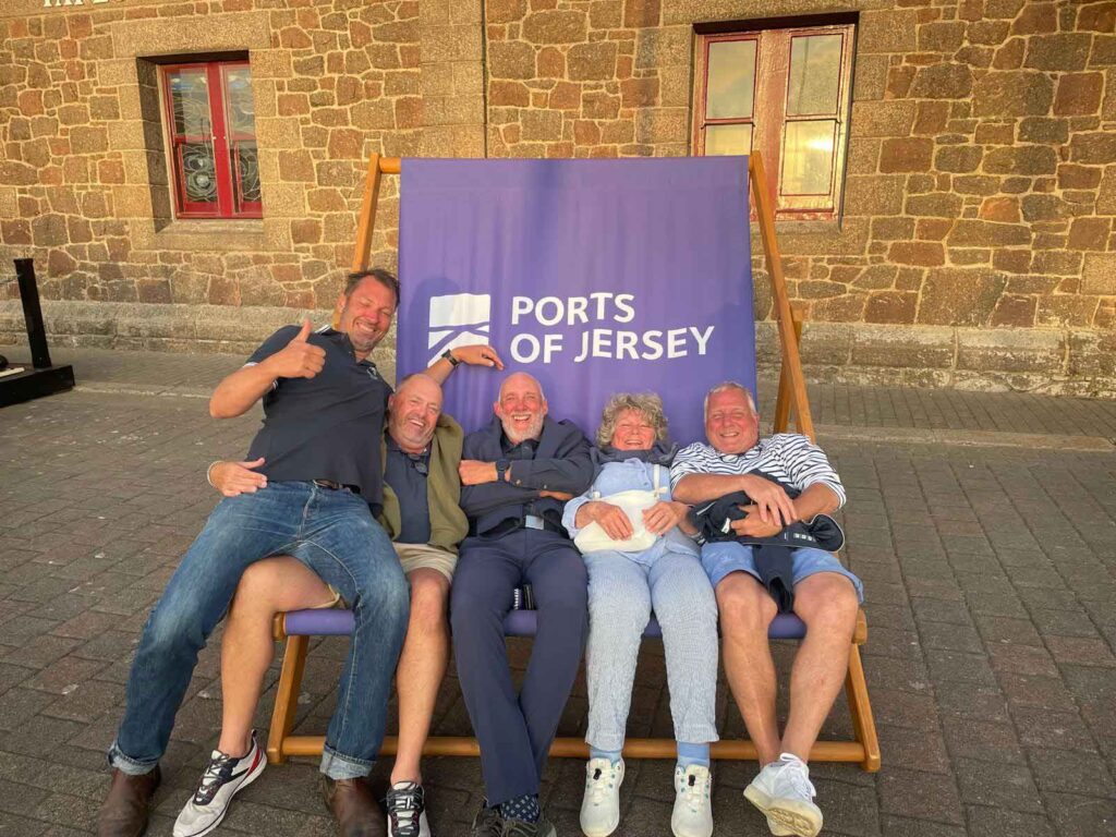 Groep zittend op een extra grote ligstoel.