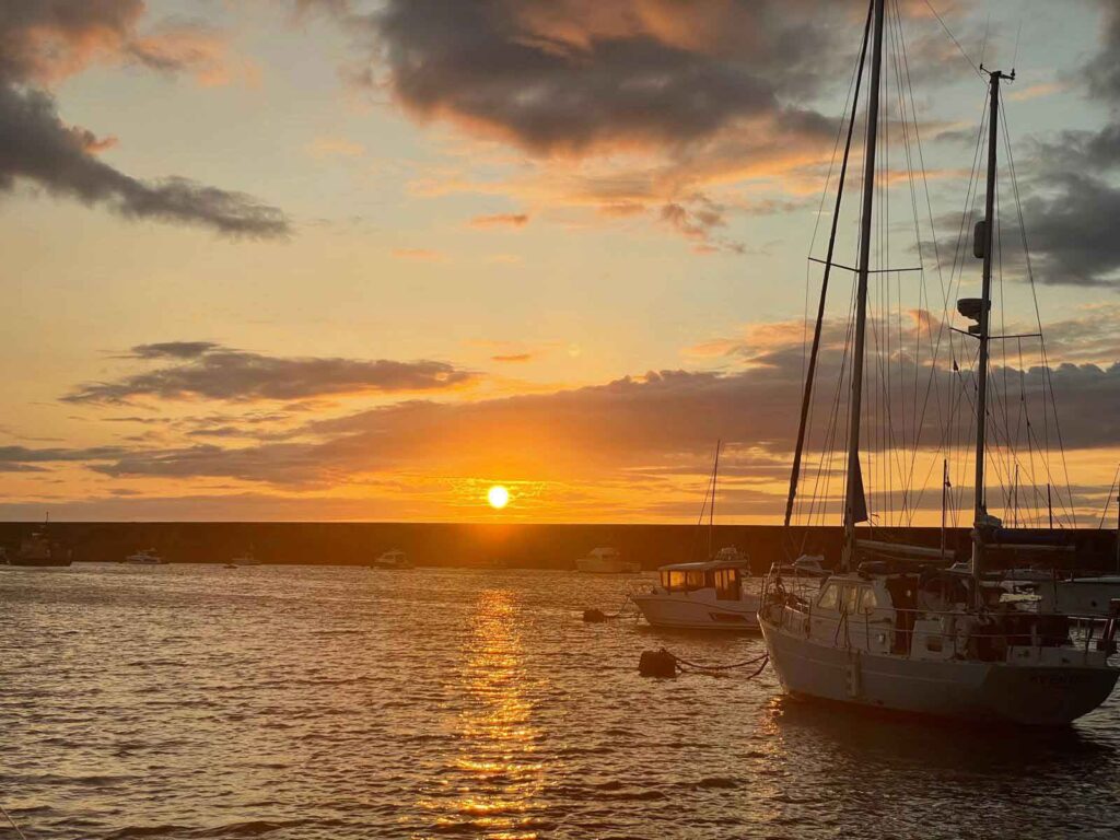 Zonsondergang boven boten op het water