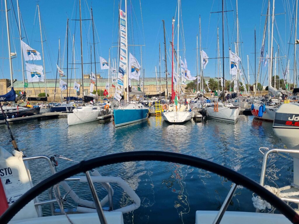 Jachthaven vol met zeilboten en vlaggen