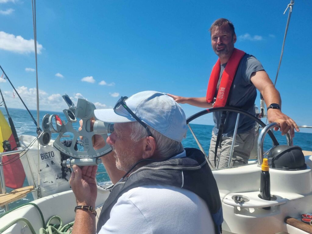 Zeilen met navigatieapparatuur aan dek.