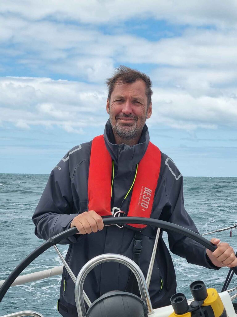 Persoon die op een boot vaart.